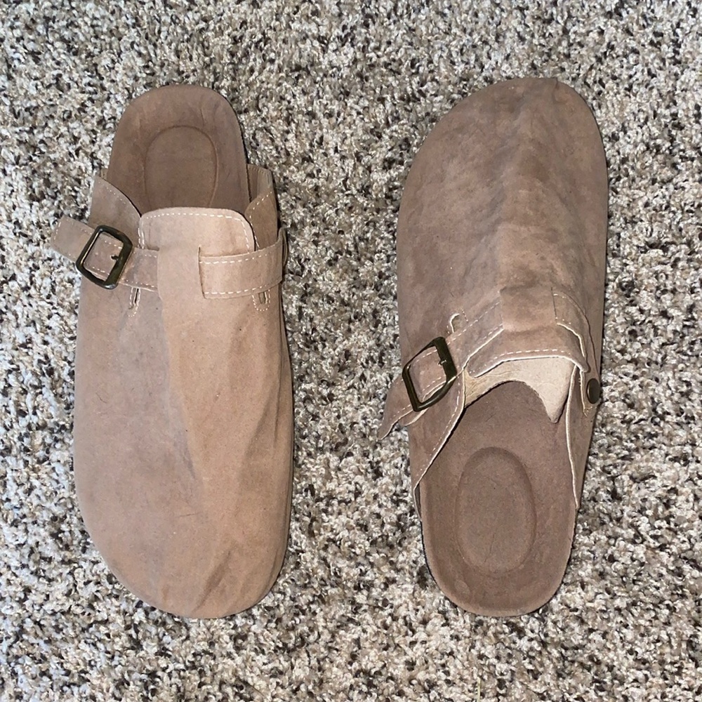 🪿Trendy slip-on tan sandal with adjustable buckle on top! - Picture 2 of 12
